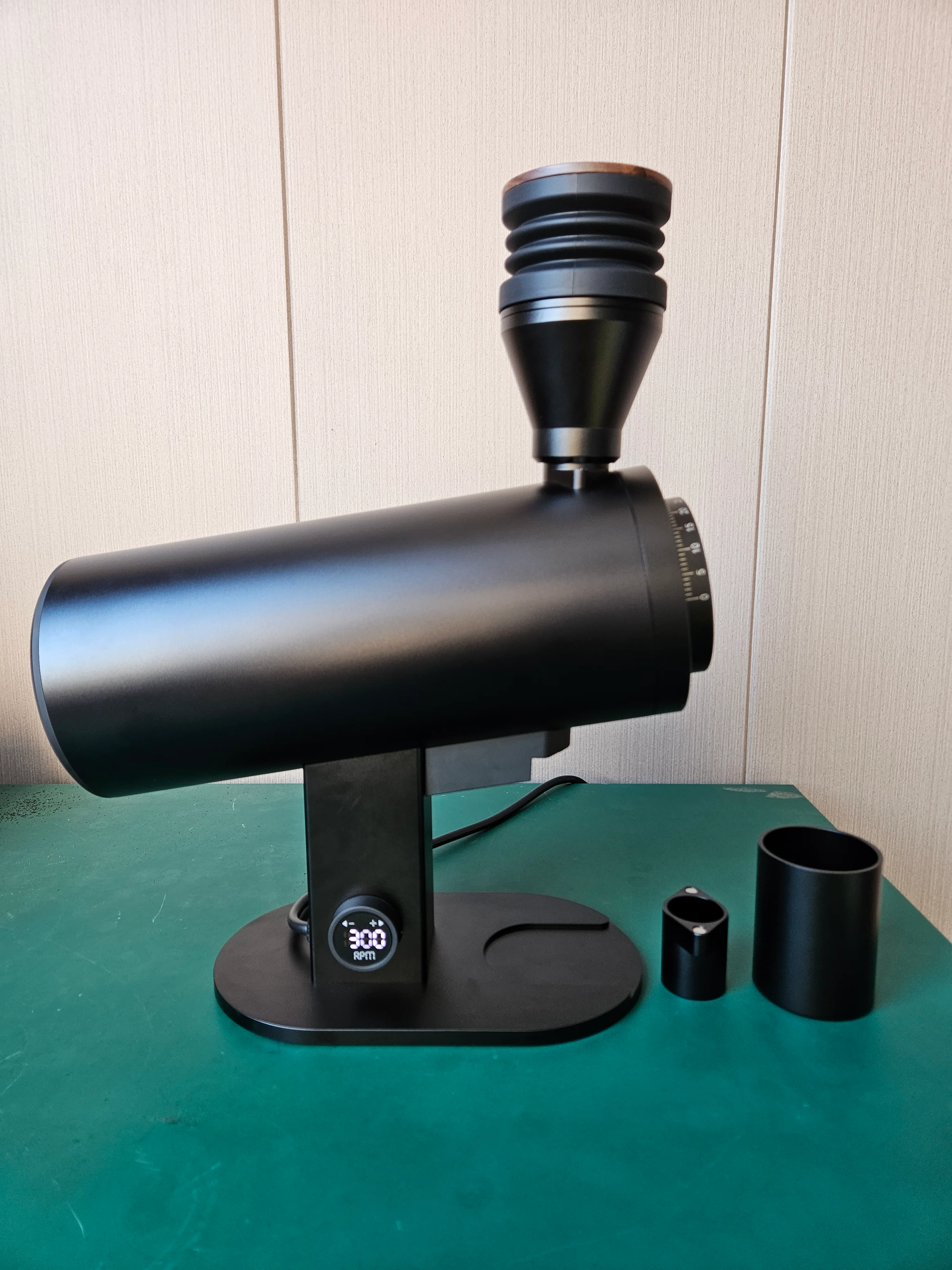 DF83V Variable Speed Coffee Grinder - Image 12